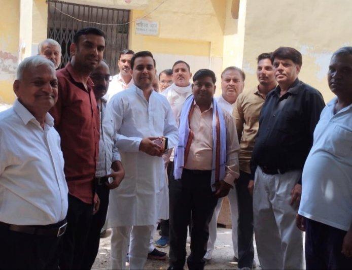 Greater noida नगर पंचायत चेयरमैन प्रतिनिधि ने प्राथमिक स्वास्थ्य केंद्र लैब का फीता काटकर किया उद्घाटन