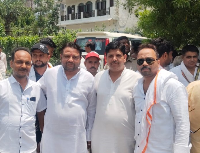 “महंगाई, बेरोजगारी और पेपर लीक के खिलाफ बुलंदशहर में सपा का हल्ला बोल, भारी पुलिस बल के बीच सौंपा ज्ञापन