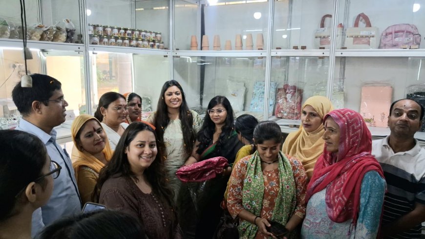 जिलाधिकारी ने किया सरस शॉप का शुभारंभ, स्वयं सहायता समूहों की महिलाओं के सपनों को मिली नई उड़ान