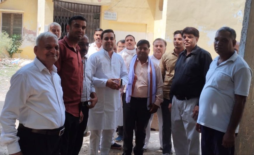 Greater noida नगर पंचायत चेयरमैन प्रतिनिधि ने प्राथमिक स्वास्थ्य केंद्र लैब का फीता काटकर किया उद्घाटन